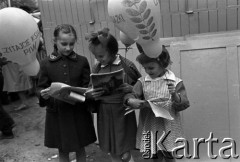 3-17.05.1959, Warszawa, Polska. 
XII kiermasz książki, dziewczynki  trzymające balony reklamowe z napisem: 