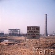 Marzec 1975, Dąbrowa Górnicza, woj. Katowice, Polska.
Budowa Huty Katowice, tablica z napisem: 