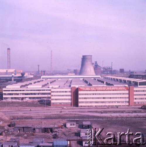 1975-1976, Dąbrowa Górnicza, woj. Katowice, Polska.
Huta Katowice, na pierwszym planie budynek biurowy, na ścianie wisi transparent: 