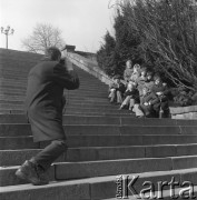Marzec 1975, Warszawa, Polska.
Mężczyzna fotografujący grupę osób na schodach prowadzących do Cytadeli Warszawskiej.
Fot. Romuald Broniarek/KARTA
