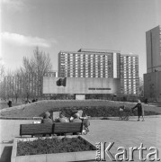 Marzec 1975, Warszawa, Polska.
Pomnik Juliana Marchlewskiego, działacza ruchu robotniczego, w tle bloki osiedla 