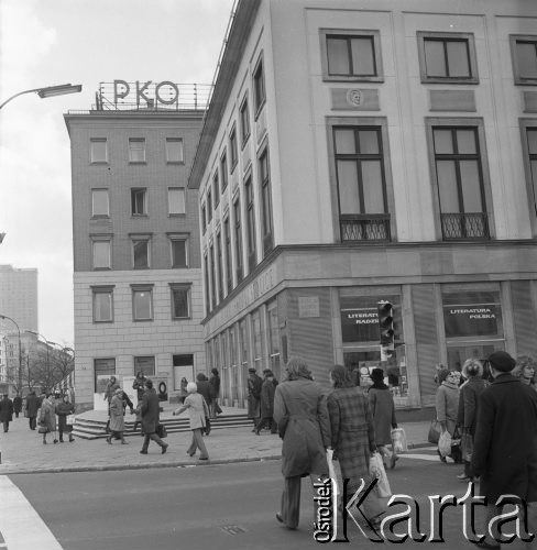 Marzec 1975, Warszawa, Polska.
Przechodnie na przejściu dla pieszych obok Klubu Międzynarodowej Prasy i Książki.
Fot. Romuald Broniarek/KARTA
