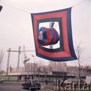 Marzec 1975, Warszawa, Polska.
Przestrzenne formy przed gmachem Zachęty, w tle dźwigi pracujące przy budowie hotelu 