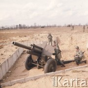 Wrzesień 1975, Toruń, Polska.
Ćwiczenia na poligonie artylerii, strzelanie z działa.
Fot. Romuald Broniarek/KARTA