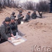 Wrzesień 1975, Toruń, Polska.
Ćwiczenia na poligonie artylerii, żołnierze nanoszący pozycję na mapy.
Fot. Romuald Broniarek/KARTA