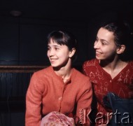 Kwiecień 1975, Warszawa, Polska.
Uczennice szkoły baletowej, portret.
Fot. Romuald Broniarek/KARTA
