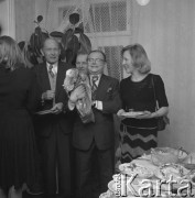 Maj 1975, Warszawa, Polska.
50-o lecie redaktora Zygmunta Broniarka. Jubilat, trzymający na rękach 