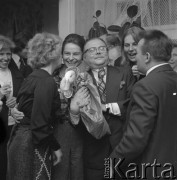 Maj 1975, Warszawa, Polska.
50-o lecie redaktora Zygmunta Broniarka. Jubilat, trzymający na rękach 