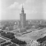 Maj 1975, Warszawa, Polska.
Widok Pałacu Kultury i Nauki, na pierwszym planie Plac Defilad.
Fot. Romuald Broniarek/KARTA