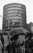 Maj 1959, Poznań, Polska.
Przechodnie na ulicy, na pierwszym planie kobieta z parasolką, w tle Dom Towarowy 