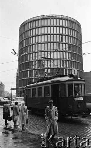 Maj 1959, Poznań, Polska.
Tramwaj nr 1 jadący na Dworzec Główny, w tle Dom Towarowy 