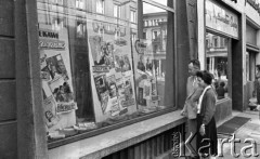Maj 1959, Poznań, Polska.
Dni Oświaty Książki i Prasy - przechodnie oglądają wystawę w witrynie sklepu.
Fot. Romuald Broniarek/KARTA