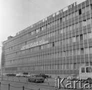 Październik 1975, Dąbrowa Górnicza, woj. Katowice, Polska.
Budowa Huty Katowice, budynek biurowy, hasła: 