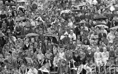 Maj 1959, Warszawa, Polska.
Mecz Lekkoatletyczny Polska - Związek Radziecki na Stadionie Dziesięciolecia, publiczność pod parasolami.
Fot. Romuald Broniarek/KARTA