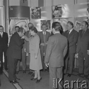 Listopad 1975, Warszawa, Polska.
Jan Szydlak, sekretarz KC PZPR, całujący w rękę kobietę podczas otwarcia wystawy fotograficznej pt. 