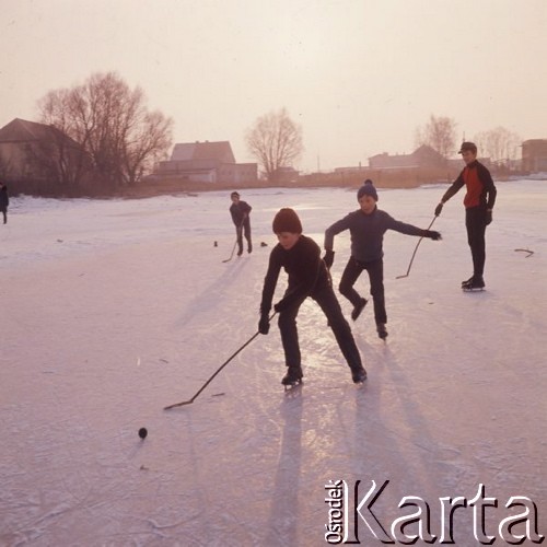 Grudzień 1975, Polska.
Chłopcy grający w hokeja na lodowisku.
Fot. Romuald Broniarek/KARTA

