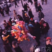 Grudzień 1975, Warszawa, Polska.
Zima w stolicy, uliczny sprzedawca baloników.
Fot. Romuald Broniarek/KARTA
