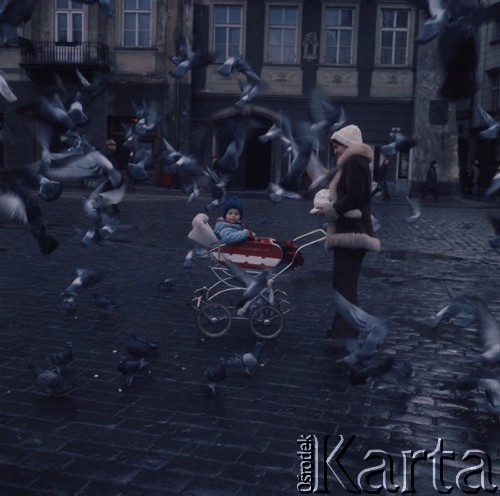 Luty 1976, Praga, Czechosłowacja
Kobieta z dzieckiem w wózku karmiąca gołębie.
Fot. Romuald Broniarek/KARTA