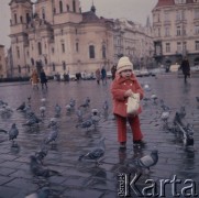 Luty 1976, Praga, Czechosłowacja
Rynek Starego Miasta (Staroměstské náměstí), w głębi po
lewej kościół św. Mikołaja, na pierwszym planie dziewczynka w czerwonym palcie karmiąca gołębie.
Fot. Romuald Broniarek/KARTA