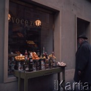 Luty 1976, Praga, Czechosłowacja
Towary ze sklepu owocowo-warzywnego stojące na stoliku przed sklepem.
Fot. Romuald Broniarek/KARTA