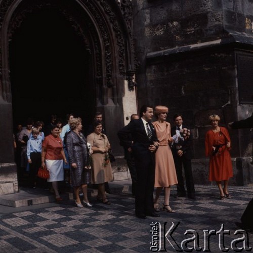 Luty 1976, Praga, Czechosłowacja
Młoda para wychodząca z kościoła.
Fot. Romuald Broniarek/KARTA