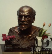 Luty 1976, Praga, Czechosłowacja
Kwiaty stojące obok popiersia Włodzimierza Ilicza Lenina.
Fot. Romuald Broniarek/KARTA