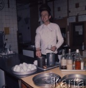 Luty 1976, Praga, Czechosłowacja
Zaplecze jednej z praskich restauracji, kucharz z filiżanką do kawy.
Fot. Romuald Broniarek/KARTA
