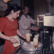 Luty 1976, Praga, Czechosłowacja
Zaplecze jednej z praskich restauracji, mężczyzna w białym fartuchu, nalewający piwo do szklanek. Na pierwszym planie kelnerka ustawiająca szklanki na tacy.
Fot. Romuald Broniarek/KARTA
