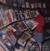 Luty 1976, Praga, Czechosłowacja
Ośrodek Kultury Polskiej, stoisko z polskimi czasopismami i gazetami. Na półkach leżą m.in. 