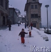 Luty 1976, Bratysława, Czechosłowacja
Stare Miasto, dzieci zjeżdżające ulicą na nartach, w tle z lewej wylot ulicy Beblaveho.
Fot. Romuald Broniarek/KARTA

