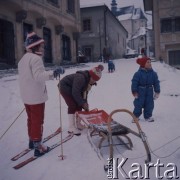 Luty 1976, Bratysława, Czechosłowacja
Stare Miasto, dzieci zjeżdżające ulicą na sankach i nartach, w tle z lewej wylot ulicy Beblaveho.
Fot. Romuald Broniarek/KARTA
