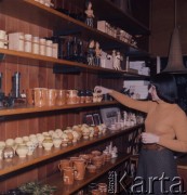 Luty 1976, Bratysława, Czechosłowacja
Sprzedawczyni w sklepie z pamiątkami.
Fot. Romuald Broniarek/KARTA