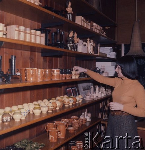Luty 1976, Bratysława, Czechosłowacja
Sprzedawczyni w sklepie z pamiątkami.
Fot. Romuald Broniarek/KARTA