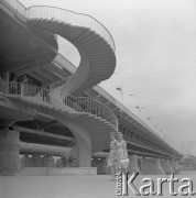 Lipiec 1959, Warszawa, Polska. 
Nowo otwarty Most Gdański, na pierwszym planie schody prowadzące na most.
Fot. Romuald Broniarek/KARTA