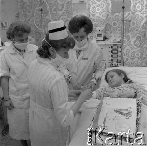 Marzec 1976, Warszawa, Polska.
Dziewczynka leżąca na szpitalnym łóżku podczas dializy, obok stoją lekarki i pielęgniarka.
Fot. Romuald Broniarek/KARTA