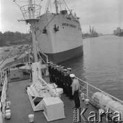 Maj 1976, Szczecin, Polska.
Uczniowie Liceum Morskiego na pokładzie statku szkolego, w tle cumuje hulk 
