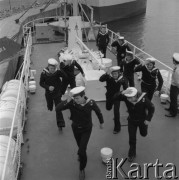 Maj 1976, Szczecin, Polska.
Uczniowie Liceum Morskiego na pokładzie statku szkolego.
Fot. Romuald Broniarek/KARTA