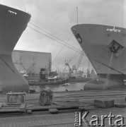 Maj 1976, Szczecin, Polska.
Stocznia im. Adolfa Warskiego, statki cumujące przy portowym nabrzeżu.
Fot. Romuald Broniarek/KARTA