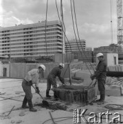 Maj 1976, Szczecin, Polska.
Budowa Osiedla Przyjaźni, robotnicy podczas pracy.
Fot. Romuald Broniarek/KARTA