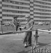 Maj 1976, Szczecin, Polska.
Osiedle Przyjaźni, dzieci bawiące się na karuzeli przed blokiem.
Fot. Romuald Broniarek/KARTA
