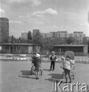 Maj 1976, Szczecin, Polska.
Dzieci bawiące się na podwórku, w tle Osiedle Przyjaźni.
Fot. Romuald Broniarek/KARTA