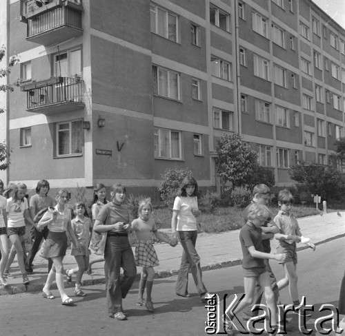 Czerwiec 1976, Warszawa Wola, Polska.
Grupa dzieci przechodzi przez ulicę Bitwy pod Lenino.
Fot. Romuald Broniarek/KARTA
