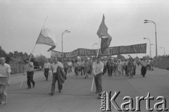 Lipiec 1976, Warszawa, Polska.
Stadion X-o Lecia. Wiec poparcia dla działań rządu i partii oraz towarzysza Edwarda Gierka - odpowiedź na robotnicze protesty w Radomiu i Ursusie w czerwcu 1976 r. Manifestanci z transparentem: 