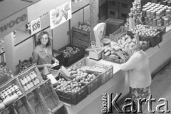 Sierpień 1976, Warszawa, Polska.
Stoisko z owocami i warzywami w hali sklepowej.
Fot. Romuald Broniarek/KARTA