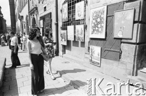 Sierpień 1976, Warszawa, Polska.
Dziewczyny oglądające obrazy wystawione na Rynku Starego Miasta.
Fot. Romuald Broniarek/KARTA