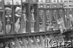 Sierpień 1976, Warszawa, Polska.
Domy Towarowe Centrum, dział z zabawkami dla dzieci - lalki stojące na półkach.
Fot. Romuald Broniarek/KARTA