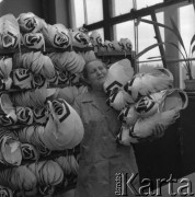 Październik 1976, Nowy Targ, Polska.
Pracownica fabryki obuwia 