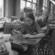 Październik 1976, Nowy Targ, Polska.
Pracownice szwalni fabryki obuwia 