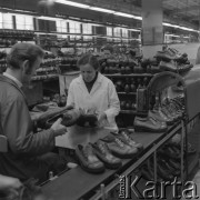Październik 1976, Nowy Targ, Polska.
Pracownicy fabryki obuwia 