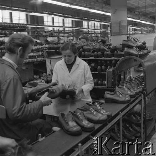 Październik 1976, Nowy Targ, Polska.
Pracownicy fabryki obuwia 